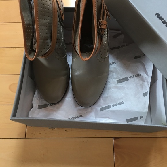 Soft leather gorgeous booties - Picture 2 of 16